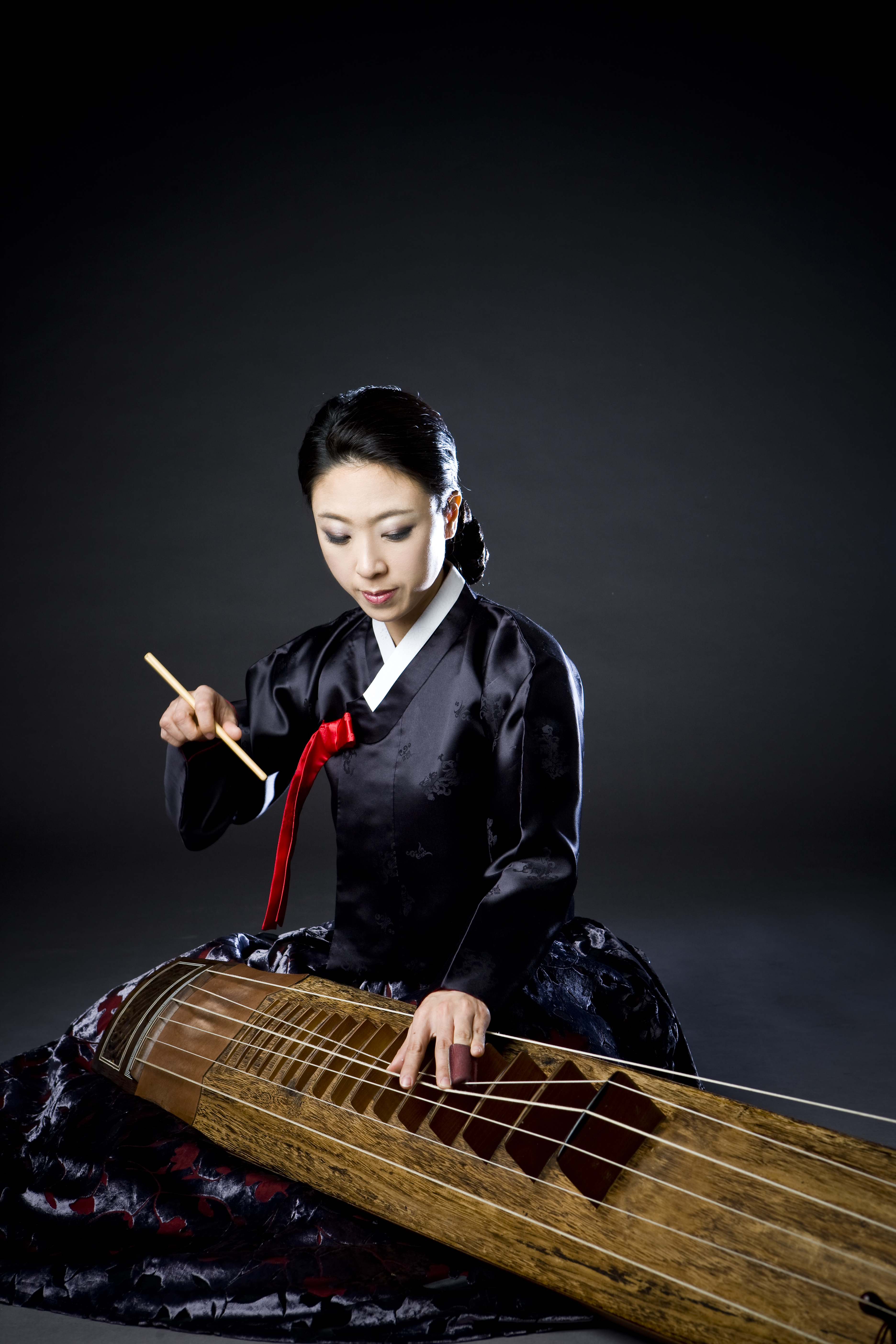 Каягым музыкальный инструмент. Корейский музыкальный инструмент аджэн. Корея каягым. Каягым корейский инструмент.